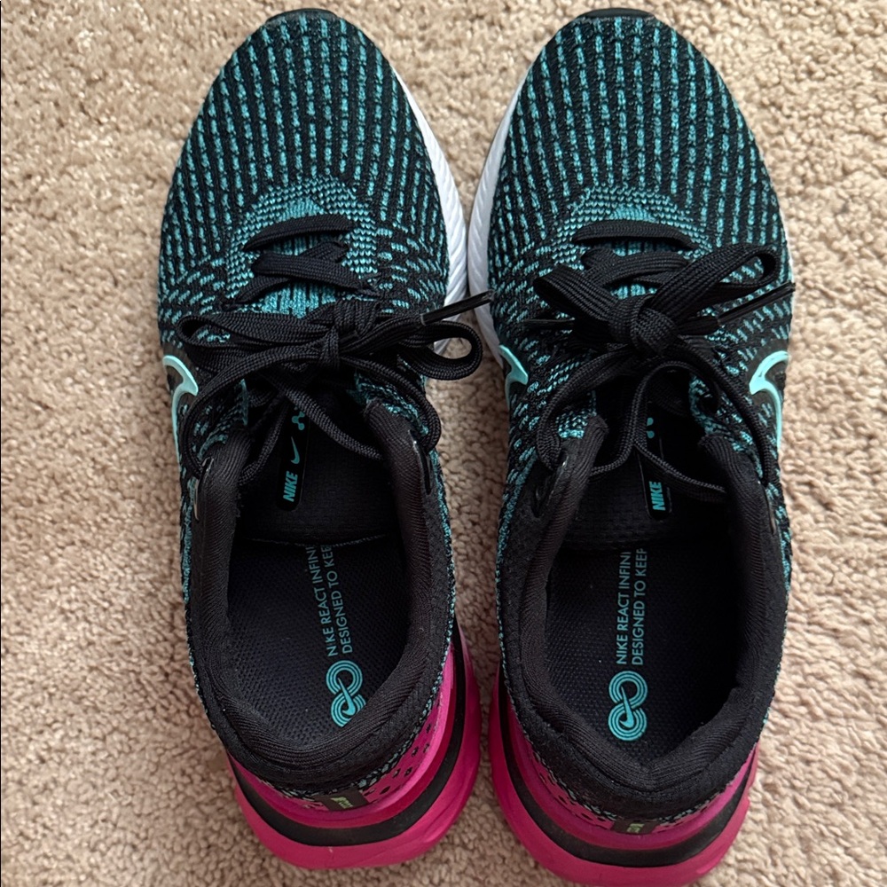 Nike Womens Flyknit Running Shoes - Picture 2 of 8